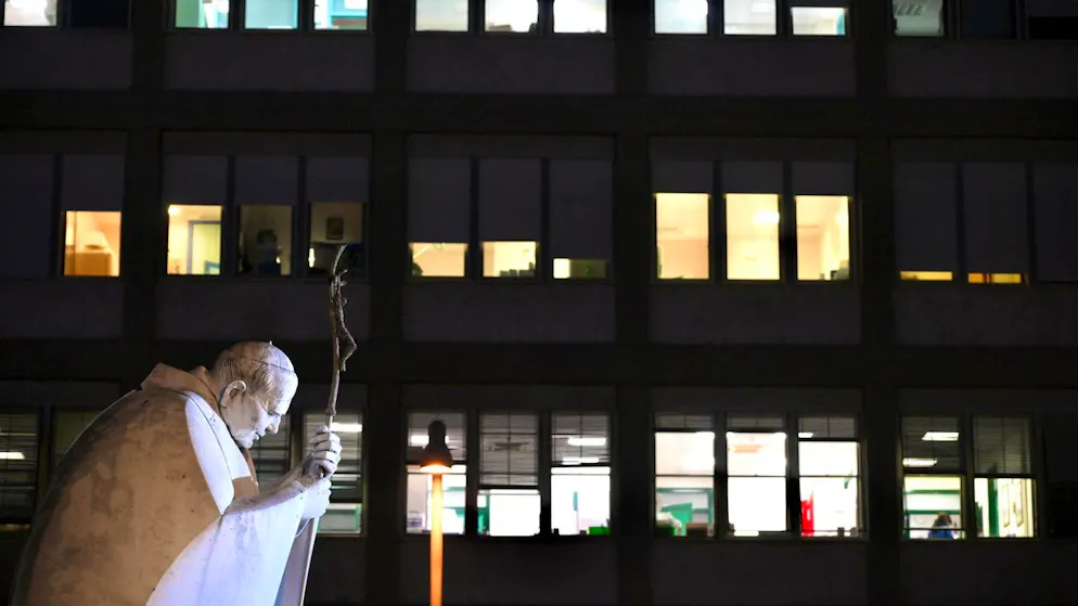 Das Agostino-Gemelli-Spital im Westen von Rom, wo Papst Franziskus behandelt wird – vor dem Spital steht eine Statue von Papst Johannes Paul II. (14. Februar 2025)
