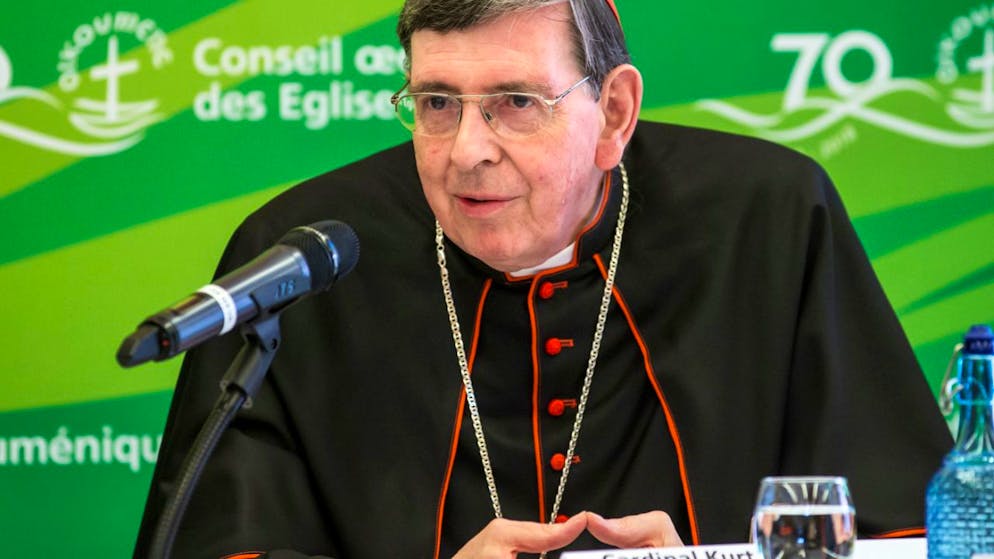 Chiesa cattolica. Il cardinale svizzero Koch partecipa alla preghiera per il Papa