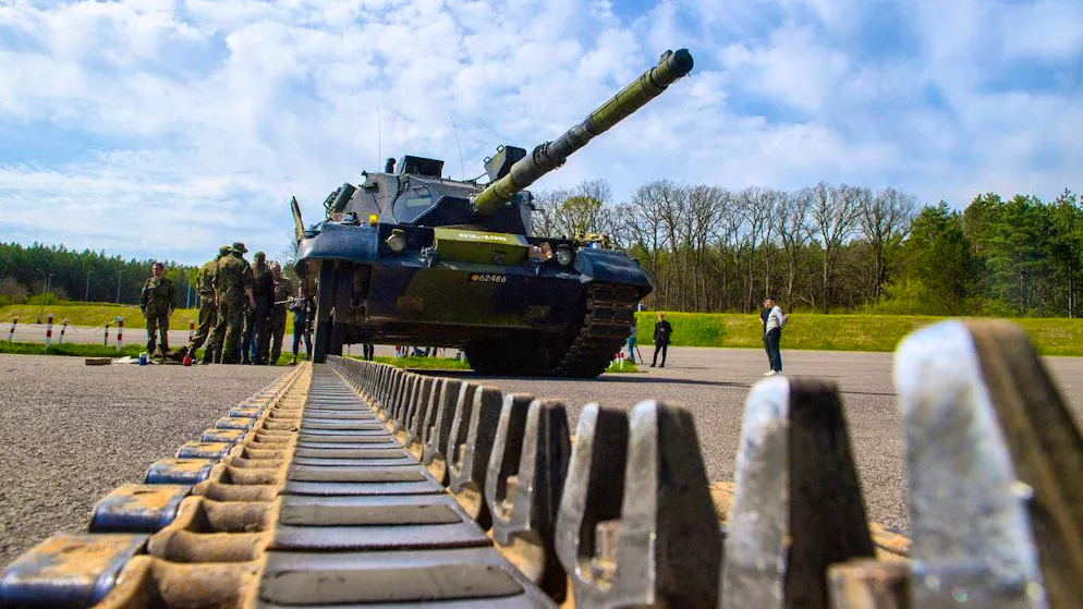 Ukrainian soldiers work on an old Leopard 1 A5 main battle tank in Klietz in Saxony-Anhalt. (archive picture)