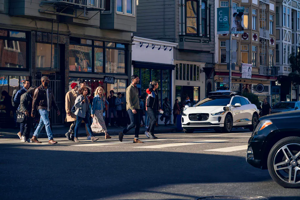 In Städten wie Los Angeles und San Francisco sind sie bereits unterwegs: die autonomen Taxis von Waymo.