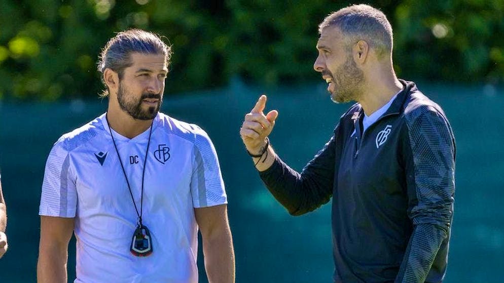L'allenatore dell'FCB Fabio Celestini con il suo assistente Davide Callà (a sinistra).