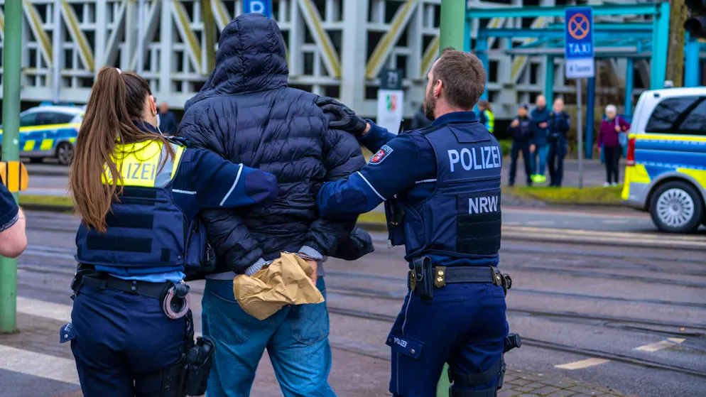 Shots, injuries and a manhunt at the district court - Gallery. Two people were arrested at the scene after the shots were fired.