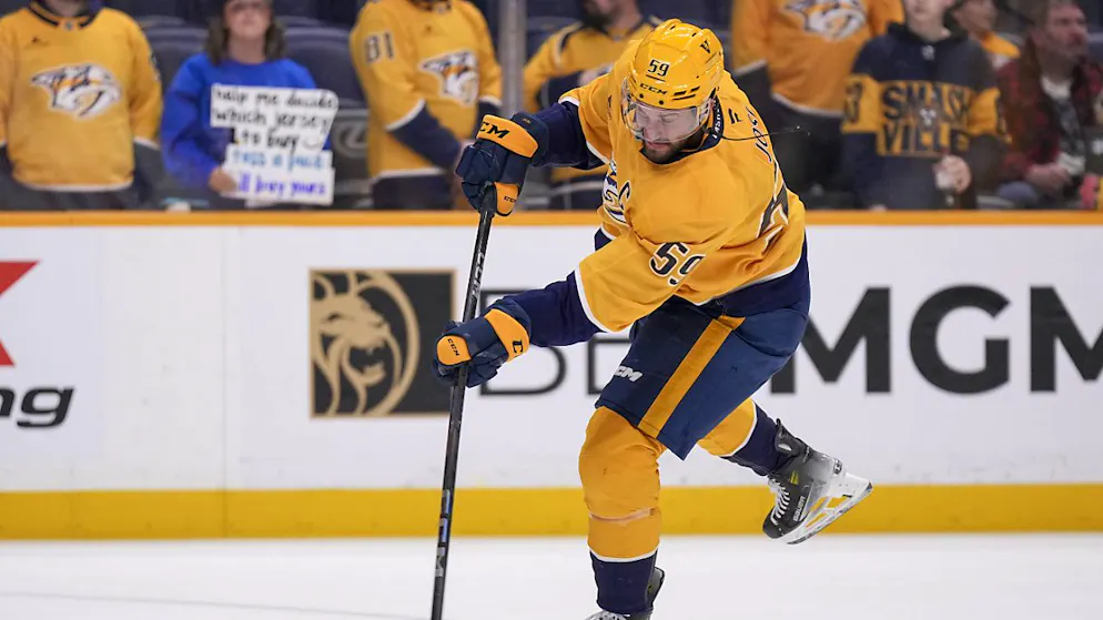 Wann Roman Josi, in dieser Szene während dem Aufwärmen vor dem Spiel, aufs Eis zurückkehren kann, ist noch nicht klar