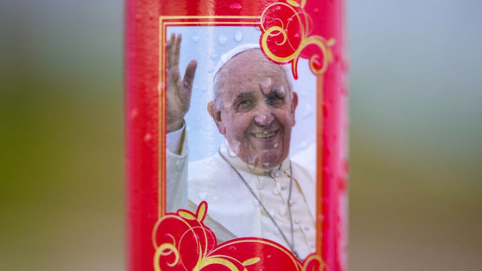 Una candela posata fuori dal Policlinico Agostino Gemelli dove da tredici giorni è ricoverato il Papa