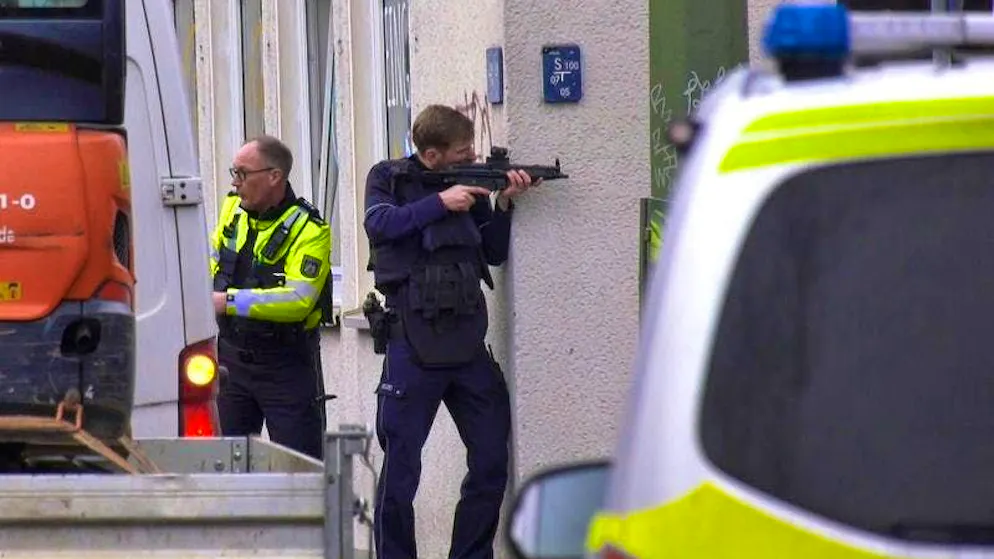 There is a large police operation near the district court in Bielefeld.