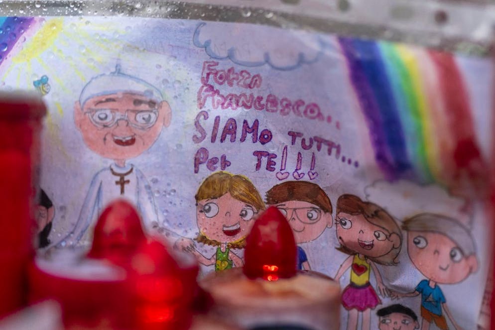 Candele e lettere lasciate fuori il policlinico Agostino Gemelli di Roma all'indirizzo di Papa Francesco, ricoverato da 12 giorni.