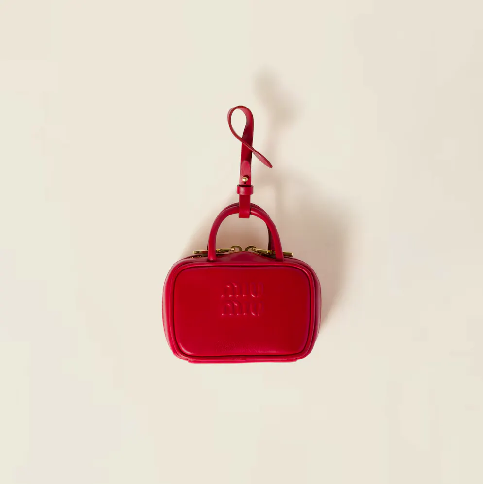 Charms für Taschen sind jetzt der letzte Schrei. Rote «Beau»-Micro-Tasche aus Leder von Miu Miu für 940 Franken. 