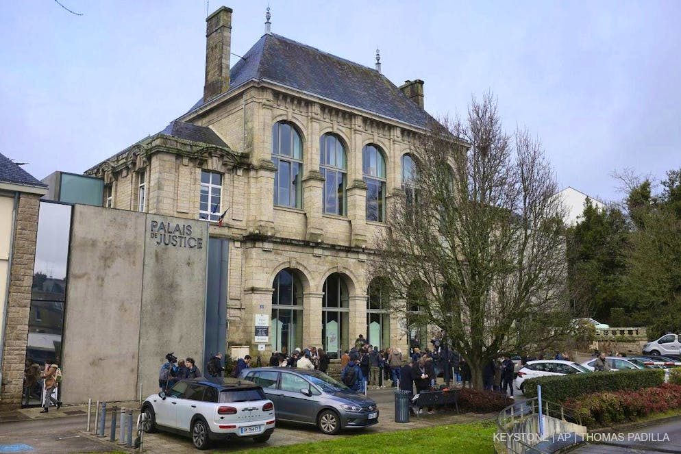 Il palazzo di giustizia di Vannes, nella Francia occidentale, in questa immagine scattata durante l'apertura del processo al chirurgo francese Joël Le Scouarnec, accusato di aver violentato e aggredito 299 persone, soprattutto bambini. (Foto AP/Thomas Padilla)