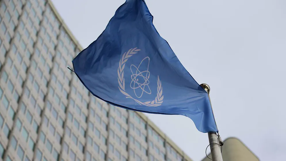 ARCHIV - Die Flagge der Internationalen Atomenergie-Organisation weht während einer Sitzung des Gouverneursrats der IAEA vor ihrem Sitz. Foto: Heinz-Peter Bader/AP/dpa