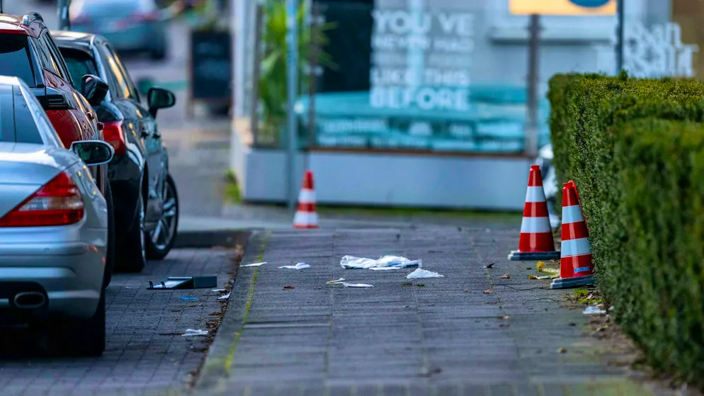 Shots, injuries and a manhunt at the district court - Gallery. Crime scene very close to the district court: the shots were fired shortly after the end of a trial there in the death of a former professional boxer.