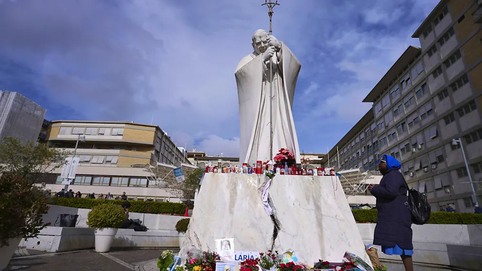 La statua di Papa Francesco fuori dal Policlinico Gemelli