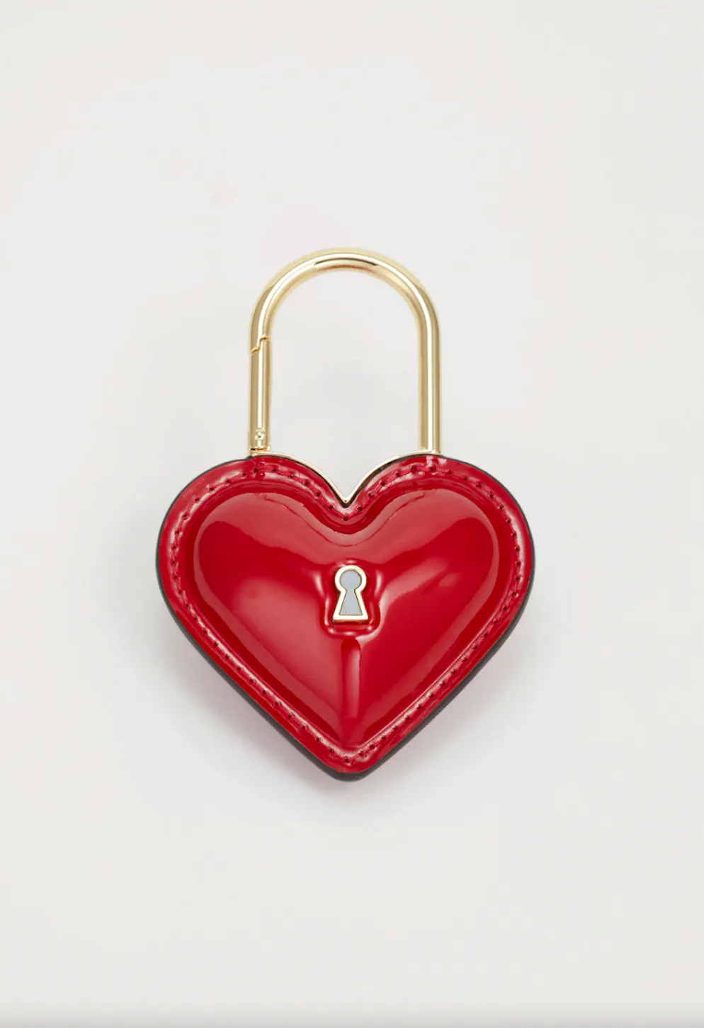 Charms für Taschen sind jetzt der letzte Schrei. Bag Charm «Key to my heart» von Kate Spade New York für 120 Franken, via Zalando.