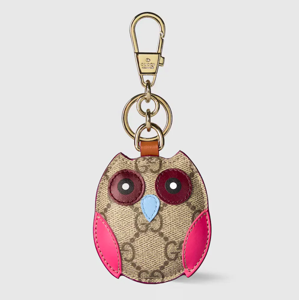 Charms für Taschen sind jetzt der letzte Schrei. Taschenanhänger in Eulenform von Gucci für 350 Franken. 