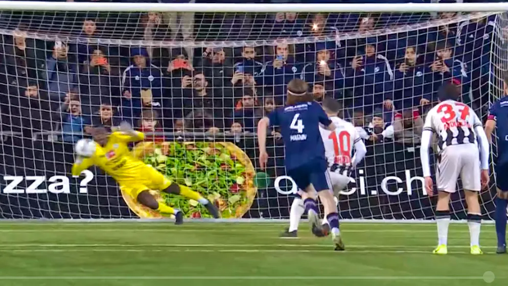 Signori Antonio hält den Penalty von Xherdan Shaqiri.