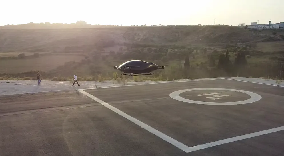 Der elektrische AirCar hat eine Reichweite von 80 km und fliegt vollkommen autonom.