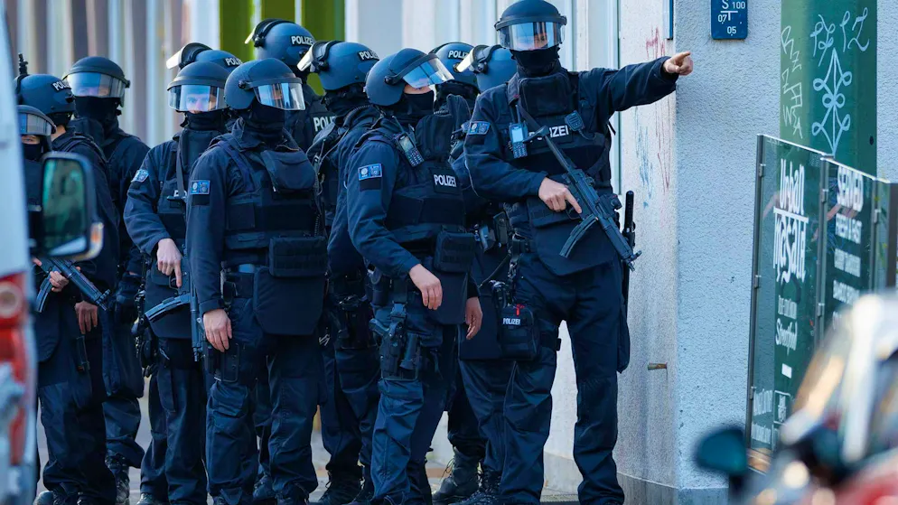 Shots, injuries and a manhunt at the district court - Gallery. Heavily armed police officers were also involved in the large-scale operation.