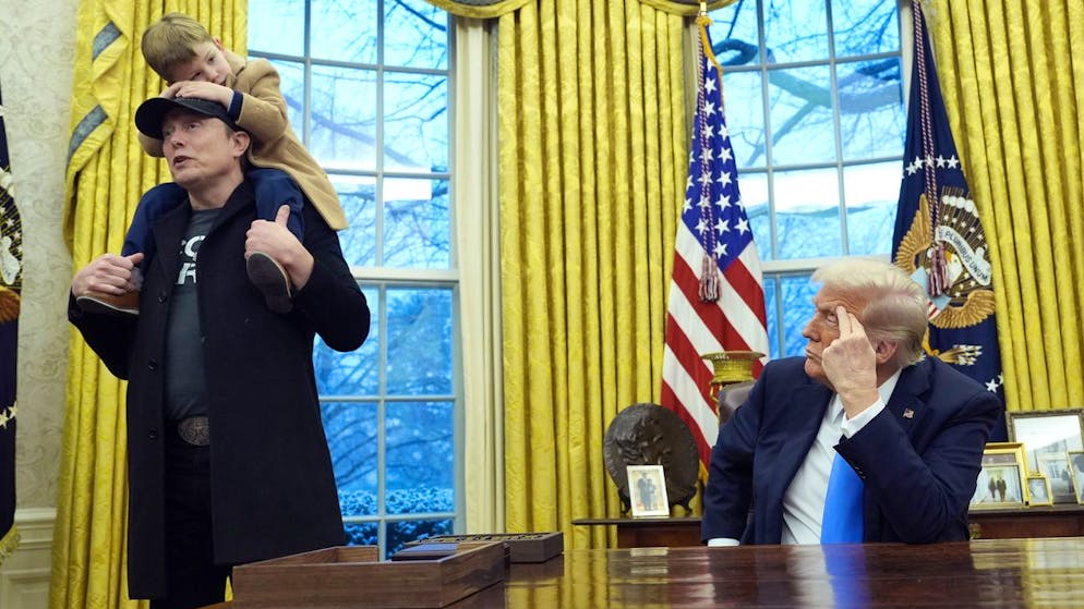 Übernahme im Oval Office: US-Präsident Donald Trump hört zu, während Milliardär Elon Musk – mit einem seiner rund Dutzend Söhne als Requisite auf den Schultern – referiert. (11. Februar 2025) 