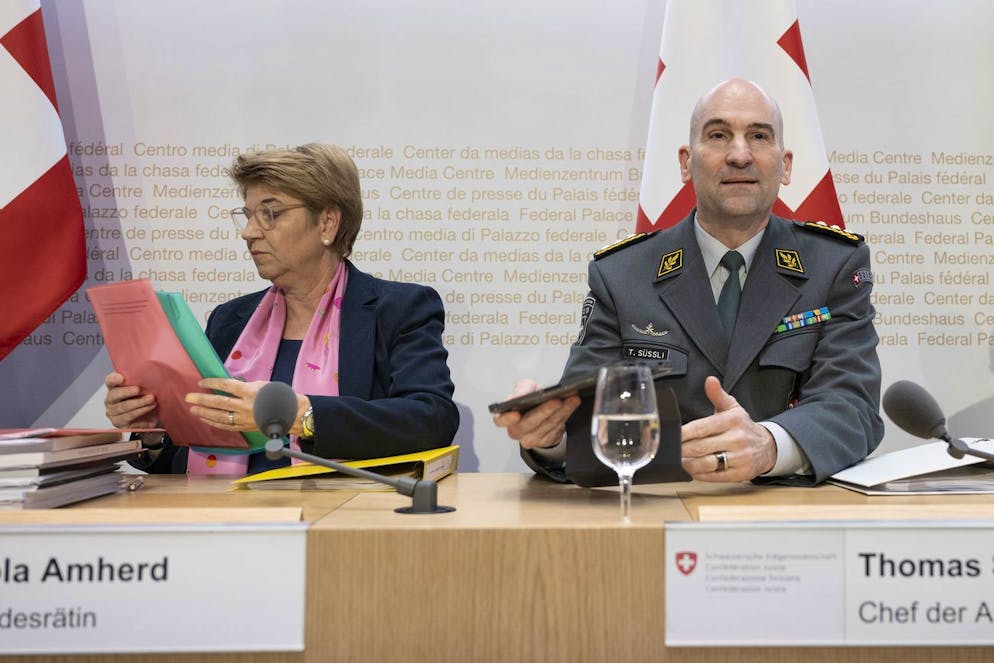 Viola Amherd, eil capo dell'Esercito Thomas Suessli, mercoledì, 26 febbraio 2025, nella sala conferenze a Berna.