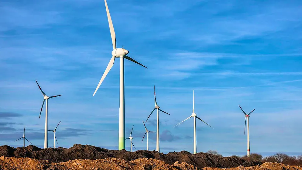 The EU's "Clean Industrial Deal" presented on Wednesday will focus on green technologies such as wind turbines. (archive image)