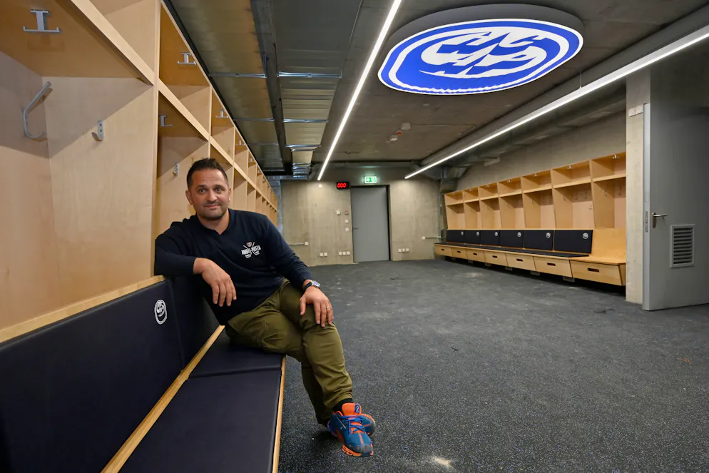Der Sportchef in der Ambri-Garderobe.