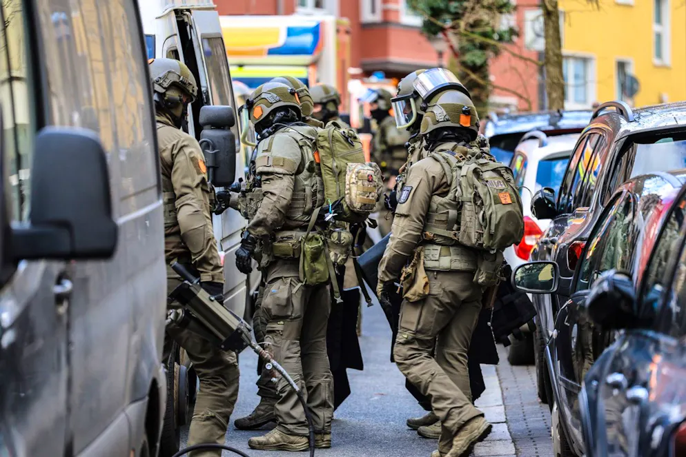 Millionen-Coup vereitelt – «Ausbrecherkönig» gefasst - Gallery. Schwer bewaffnete Sicherheitskräfte im Einsatz bei einer Durchsuchung in Hagen. Die Polizei hat einen Raubüberfall auf ein Werttransportunternehmen vereitelt.