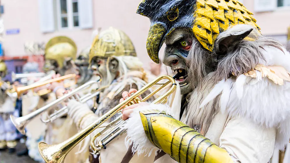 Fritschiumzug zieht durch die Stadt Luzern - Gallery. Seit 5 Uhr ziehen Guuggenmusigen durch die Stadt Luzern.