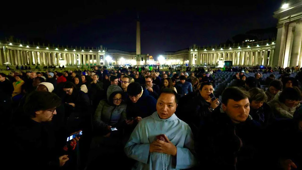dpatopbilder - Faithful Catholics pray for the Pope's health in St. Peter's Square. Photo: Cecilia Fabiano/LaPresse via ZUMA Press/dpa