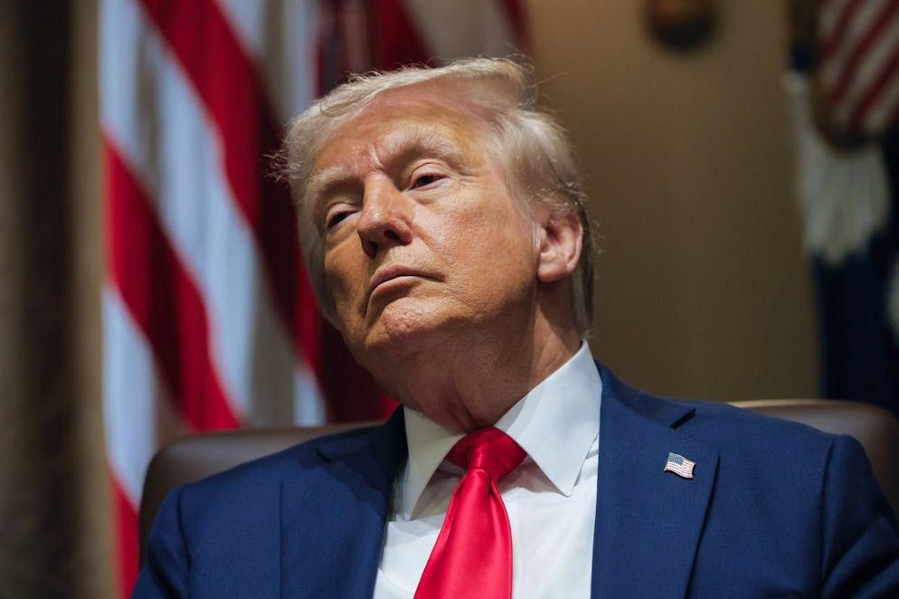 Präsident Donald Trump hört während einer Kabinettssitzung im Weissen Haus in Washington am Dienstag zu.