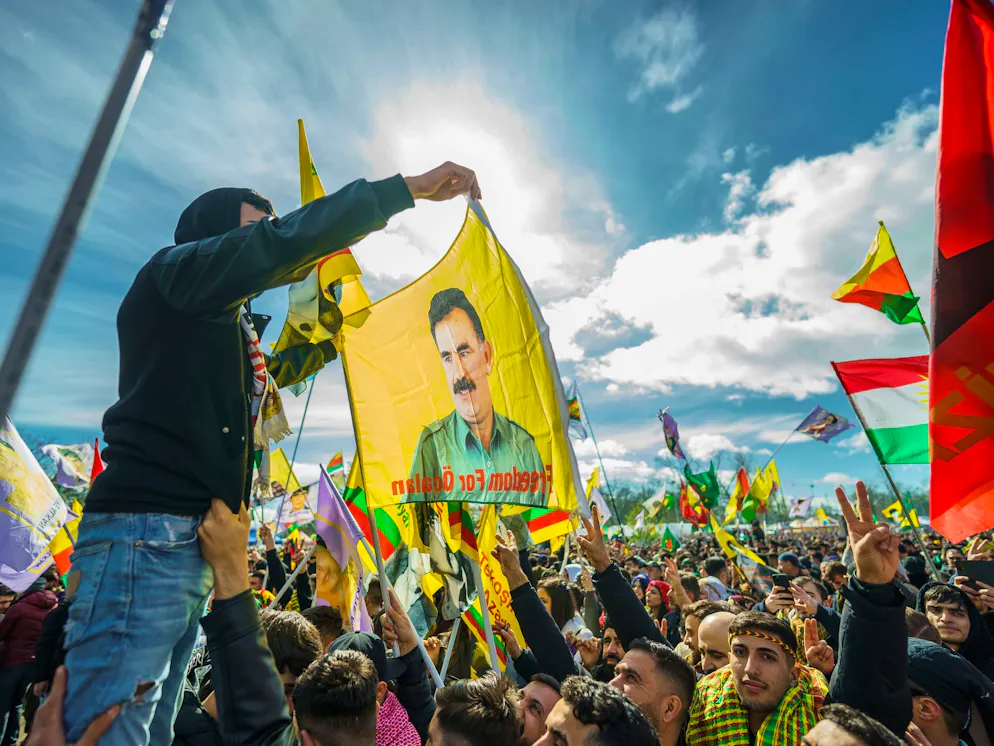 Flagge mit dem Konterfei von PKK-Anführer Abdullah Öcalan (Archivbild)