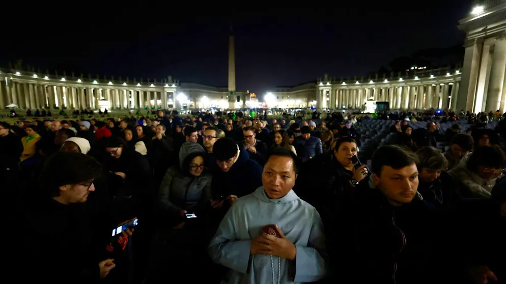 dpatopbilder - Gläubige Katholiken beten auf dem Petersplatz für die Gesundheit des Papstes. Foto: Cecilia Fabiano/LaPresse via ZUMA Press/dpa