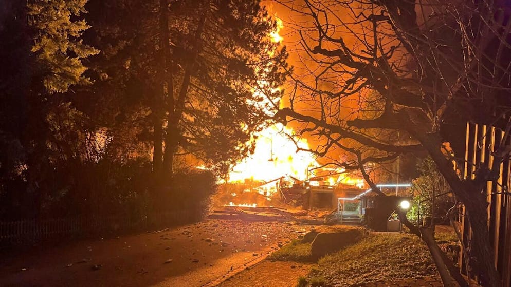 Beim eintreffen der Rettungskräfte ist das wohnhaus in stubfen ag in Vollbrand gestanden. 