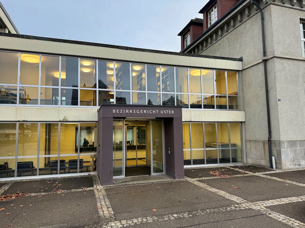 Eine Frau muss sich vor dem Bezirksgericht Uster wegen versuchten Mordes verantworten. (Archivbild)