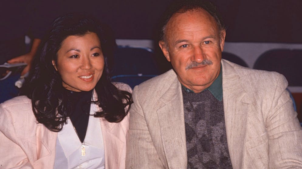 New Mexico. Gene Hackman e la moglie Betsy Arakawa trovati morti nella loro casa di Santa Fe. La polizia indaga