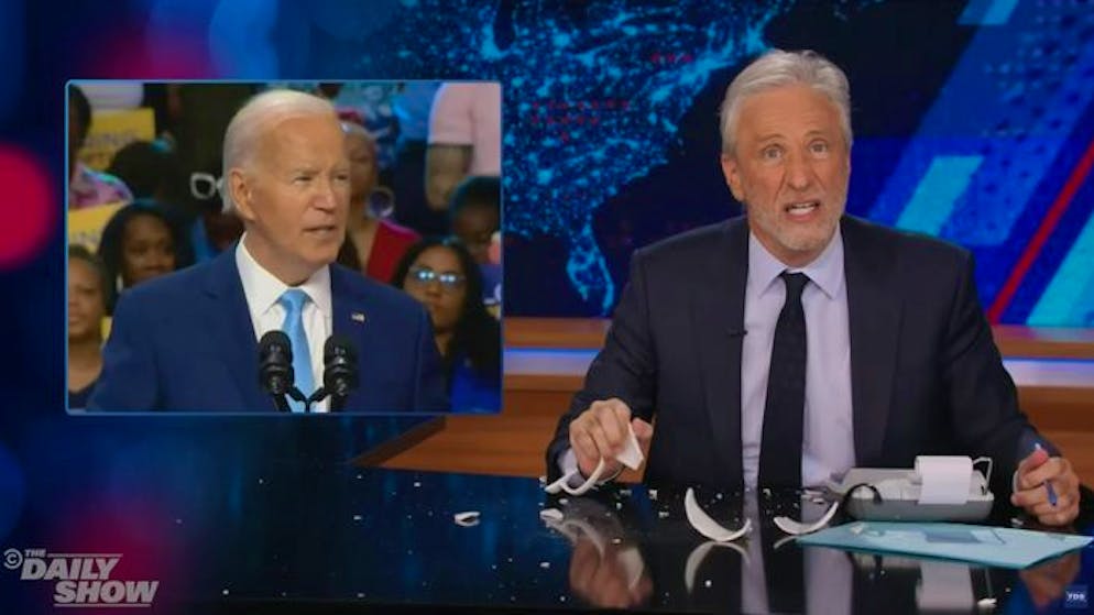 «The Daily Show». Jon Stewart si ferisce a sangue in un discorso rabbioso contro Trump