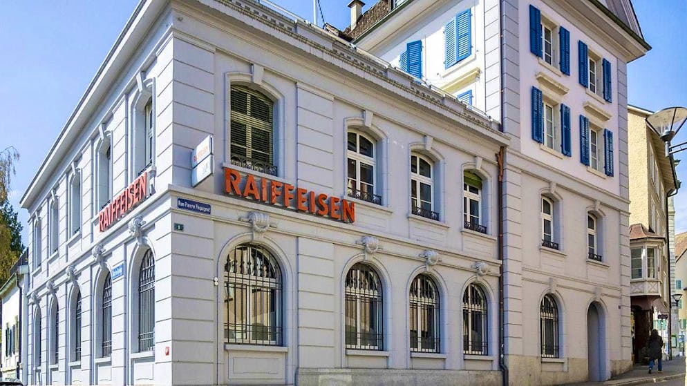 The Raiffeisen Group is reporting a lower profit for 2024 than in the previous year. Among other things, Raiffeisen was burdened by a write-down on its stake in financial products provider Leonteq. Pictured: The Raiffeisen branch in Delemont (archive photo).