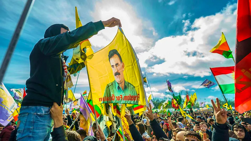 ARCHIVE - People take part in the central celebration of the Kurdish New Year "Newroz" in Frankfurt in March, waving flags. Photo: Andreas Arnold/dpa