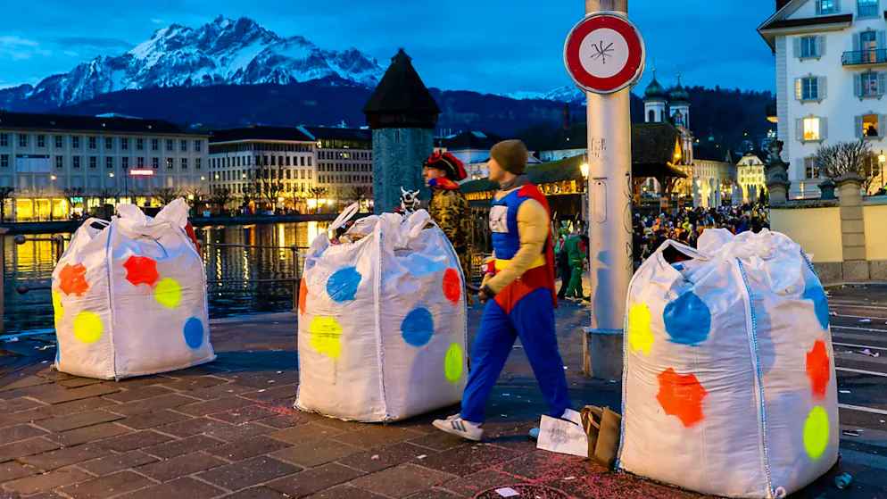 Fritschiumzug zieht durch die Stadt Luzern - Gallery. Bunte Fahrzeugsperren beim Schwanenplatz schützen die in der Altstadt feiernden Fasnächtlerinnen und Fasnächtler.
