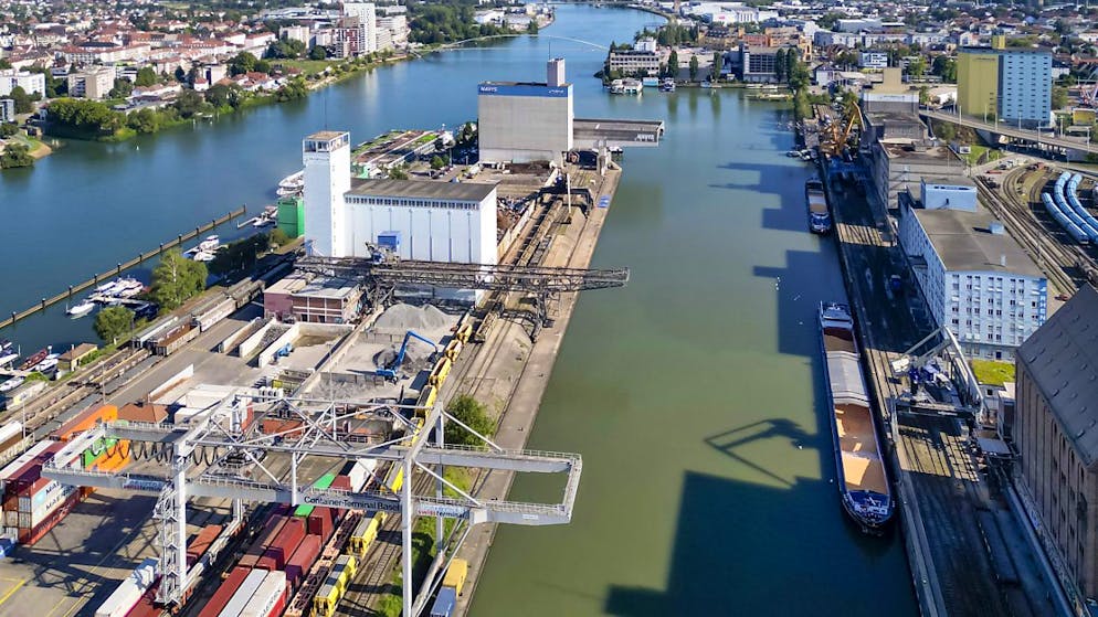 I porti di Basilea svolgono un ruolo essenziale nell'approvvigionamento del paese.