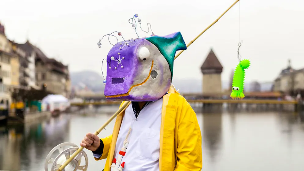 Fritschiumzug zieht durch die Stadt Luzern - Gallery. Auch viele Einzelmasken und wilde Gruppen sind an der Fasnacht unterwegs.