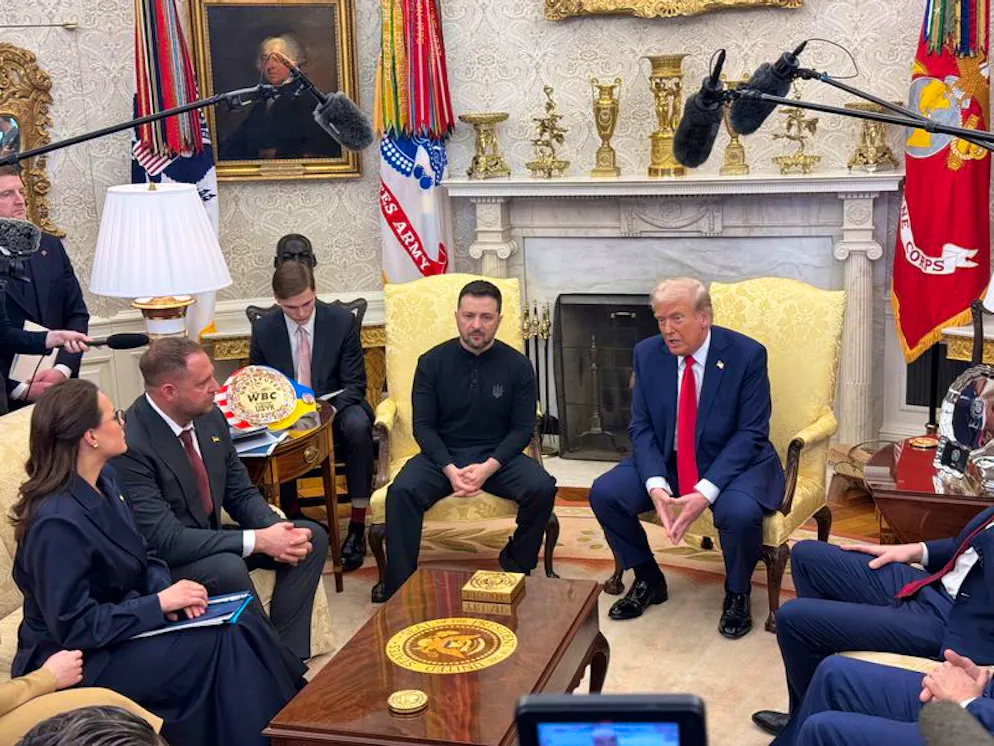 US-Präsident Donald Trump (Mitte r) trifft den ukrainischen Präsidenten Wolodymyr Selenskyj (Mitte l) im Oval Office des Weissen Hauses.
