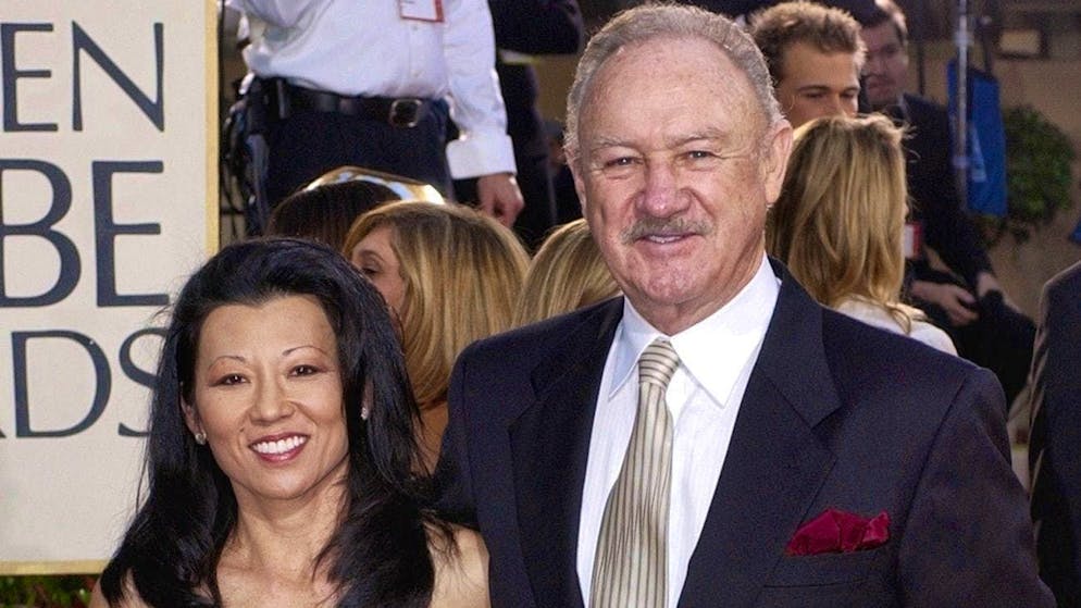 US actor Gene Hackman (r.) and his wife, concert pianist Betsy Arakawa, at the Golden Globe Awards in Beverly Hills on January 19, 2003.