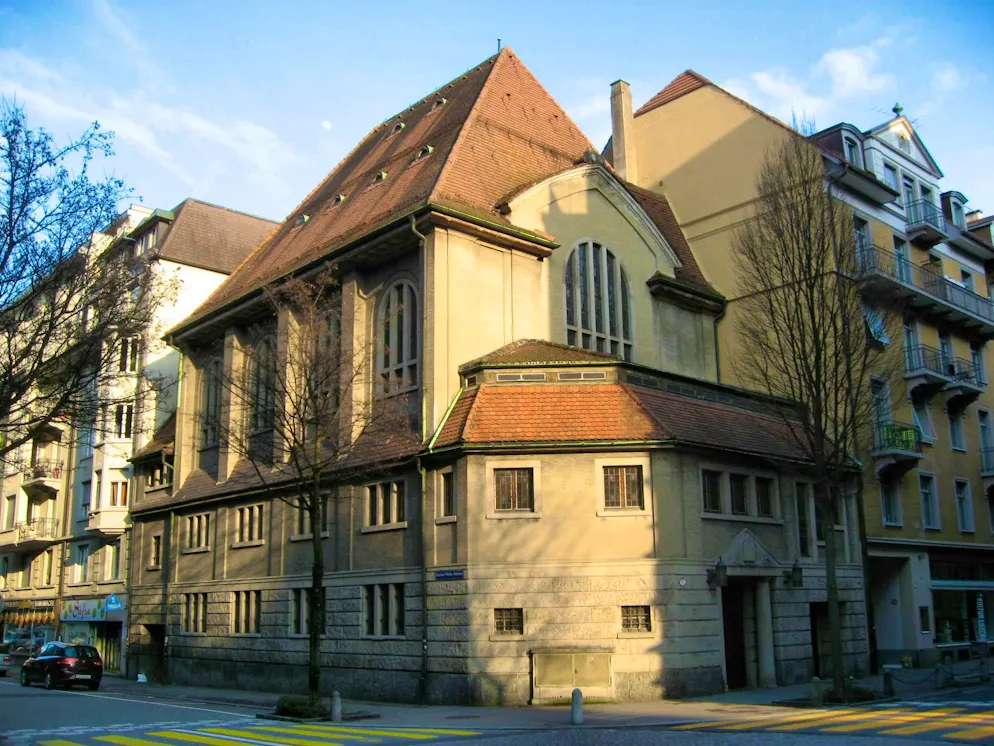 A man insulted and physically assaulted a young Jew near the Lucerne synagogue on Bruchstrasse.