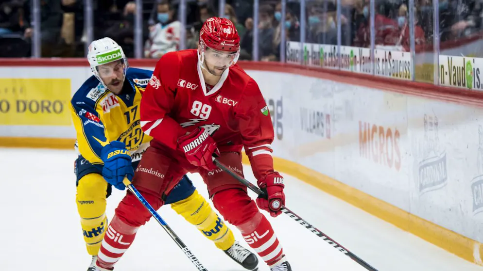 Lausannes Stürmer Cody Almond (im Vordergrund) im Oktober 2020 im Spiel gegen den HC Davos