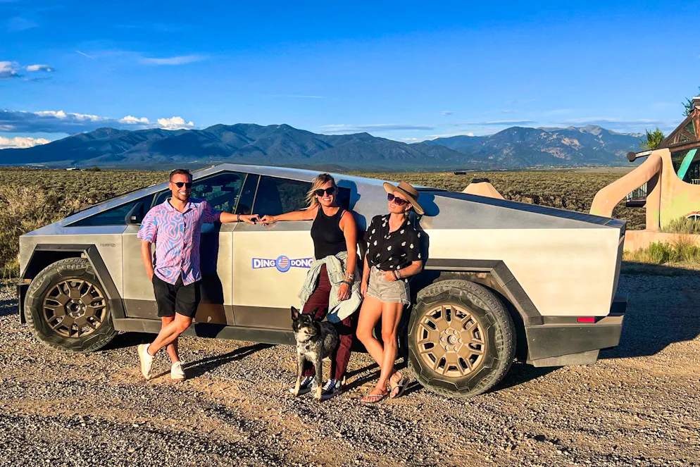 «Ding Dong Spezial – USA» mit Viola Tami. Auch bei Weltenbummlerin und Earthshipperin Deborah Binder haben Viola Tami und ihre Crew gestoppt. Earthships sind autarke Gebäude, die durch passive Solarenergie beheizt und gekühlt werden. Sie nutzen natürliche und recycelte Baustoffe und sind unabhängig von externer Energie-, Wasser- und Abwasserversorgung.