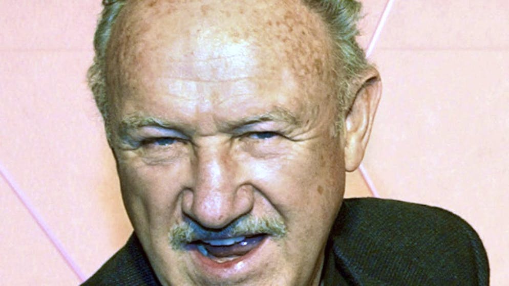 La famiglia di Gene Hackman (in un'immagine d'archivio del 2001) aveva subito ipotizzato il monossido di carbonio come causa della sua morte.