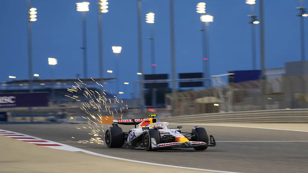 Die Formel-1-Testfahrten in Bahrain, im Bild der Japaner Yuki Tsunoda im Red Bull, müssen auch am Freitag vorübergehend unterbrochen werden, dieses Mal wegen eines Shuttlebusses auf der Strecke.