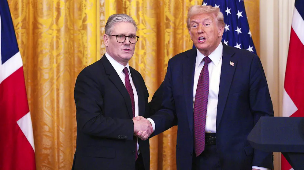Premierminister Keir Starmer und US-Präsident Donald Trump schütteln sich am Donnerstag die Hand.