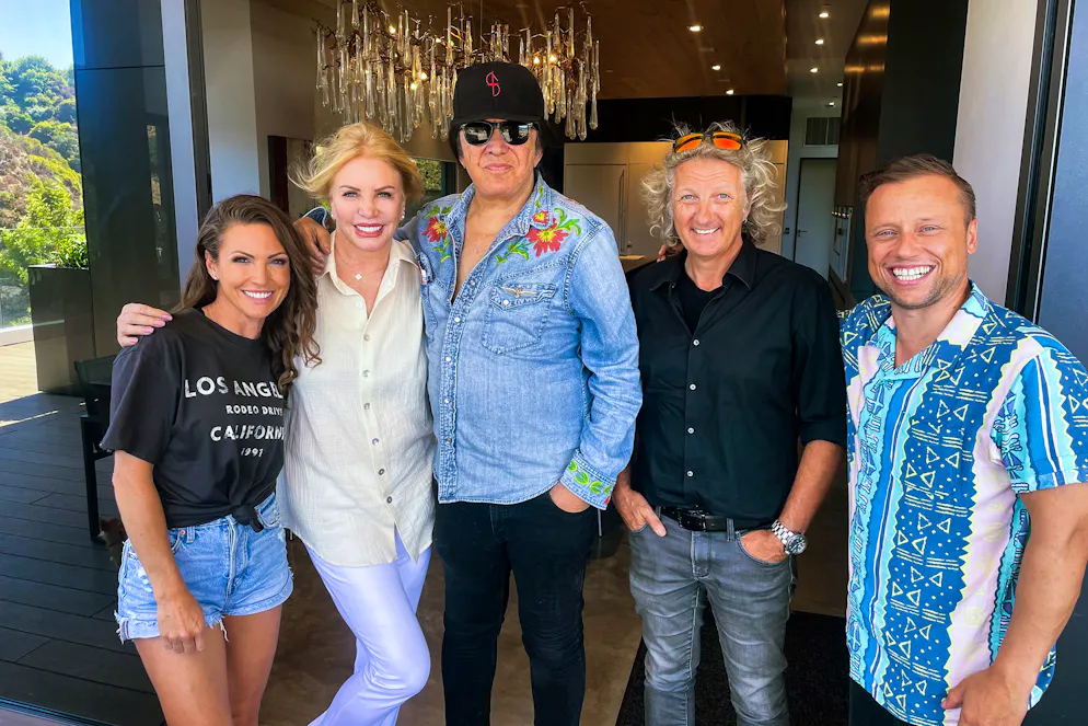 «Ding Dong Spezial – USA» mit Viola Tami. Moderatorin Viola Tami (l.) und TV-Kollege Jan Fitze (r.) haben dabei Gene Simmons von Kiss Zuhause in seiner Villa besucht. Auch auf dem Bild seine Frau Shannon (2.v.l.) und der Schweizer Architekt Roger Kurath (2.v.r.) 