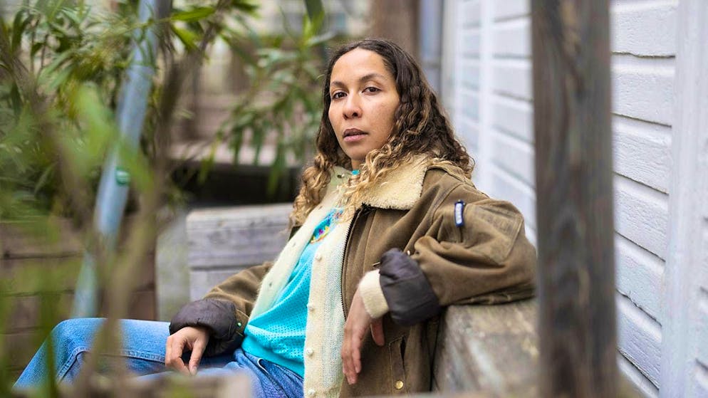 Zurich-based author Nora Osagiobare considers the way racism is dealt with in Switzerland to be hypocritical. In her debut novel "Daily Soap", she approaches this sensitive topic with humor. She packages her social criticism in the form of a soap opera.