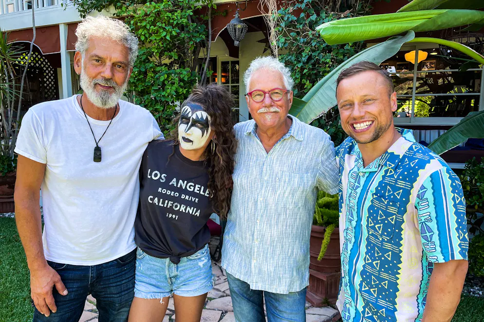 «Ding Dong Spezial – USA» mit Viola Tami. Auch Hollywood-Kameramann Ueli Steiger («Day After Tomorrow») und Maskenbildner Thomas Nellen («The Patriot) haben dem «Ding Dong»-Team ihre Türen geöffnet. 